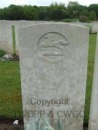 Etaples Military Cemetery - Mainey, M H