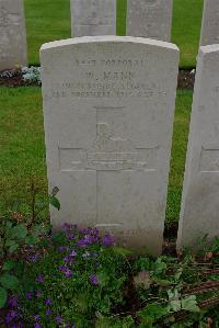 Etaples Military Cemetery - Mann, W