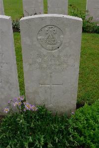 Etaples Military Cemetery - Mantle, A E