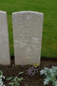 Etaples Military Cemetery - Marlow, H T