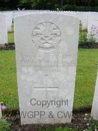 Etaples Military Cemetery - Marriott, Robert