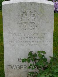 Etaples Military Cemetery - Matthews, Albert