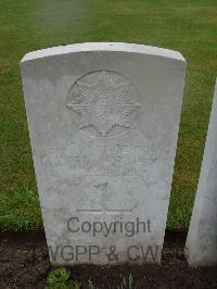 Etaples Military Cemetery - Matthews, Edward