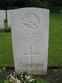 Etaples Military Cemetery - Matthews, Herbert George