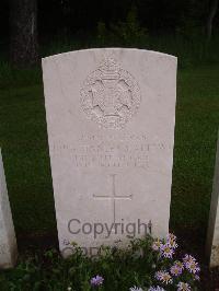 Etaples Military Cemetery - Matthews, John Stanley