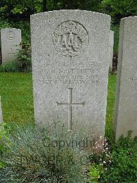 Etaples Military Cemetery - Matthews, Mary Maria