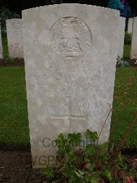 Etaples Military Cemetery - Maynard, John Albert