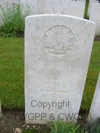 Etaples Military Cemetery - McAlister, Douglas