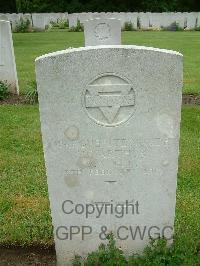 Etaples Military Cemetery - McArthur, Miss Marguerite Maude
