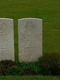 Etaples Military Cemetery - McCormack, Frank