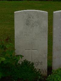 Etaples Military Cemetery - McKeag, Robert