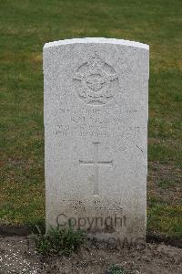 Etaples Military Cemetery - McLay, Robert Maxwell
