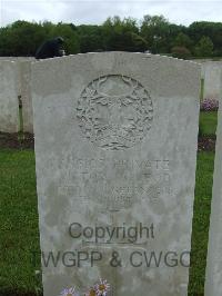 Etaples Military Cemetery - McLeod, Victor