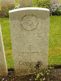 Etaples Military Cemetery - McMullan, Victor William John
