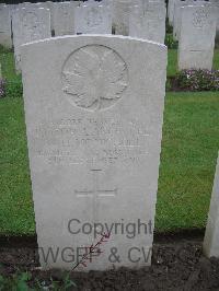 Etaples Military Cemetery - Robb, W