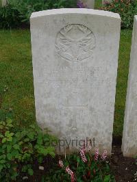 Etaples Military Cemetery - McPhail, Thomas