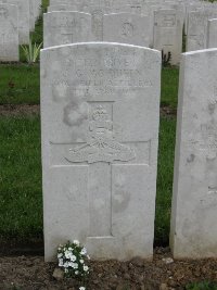 Etaples Military Cemetery - McQueen, James Gibson