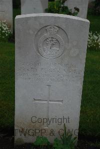 Etaples Military Cemetery - Mead, Harry Edgar