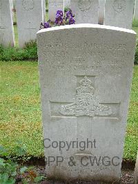 Etaples Military Cemetery - Mead, S L