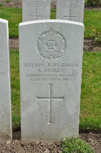 Etaples Military Cemetery - Meden, G