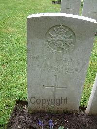 Etaples Military Cemetery - Mee, H