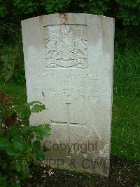 Etaples Military Cemetery - Melia, T