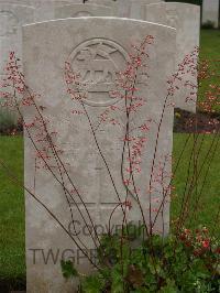 Etaples Military Cemetery - Mellor, R J