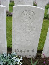 Etaples Military Cemetery - Melvin, W C