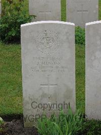 Etaples Military Cemetery - Menzies, James