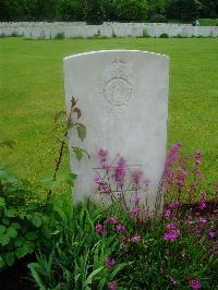 Etaples Military Cemetery - Miller, L