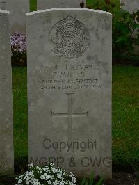 Etaples Military Cemetery - Mills, Frederick