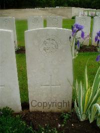 Etaples Military Cemetery - Mills, J E