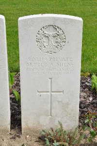 Etaples Military Cemetery - Milne, Alfred Arnot