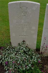 Etaples Military Cemetery - Mines, John