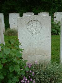 Etaples Military Cemetery - Minns, Sidney