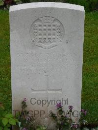 Etaples Military Cemetery - Mobey, F A