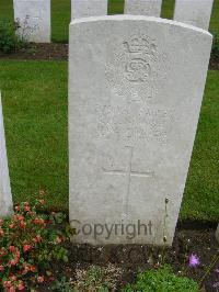 Etaples Military Cemetery - Moore, E C