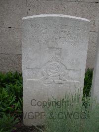 Etaples Military Cemetery - Moore, Frank Douglas