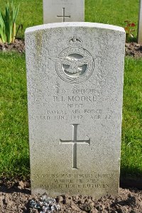 Etaples Military Cemetery - Moore, Peter John