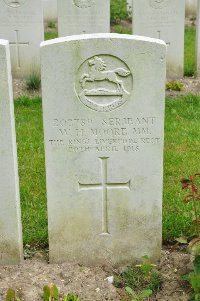 Etaples Military Cemetery - Moore, William Henry