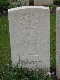 Etaples Military Cemetery - Morris, F J