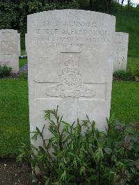 Etaples Military Cemetery - Moul, George Alfred