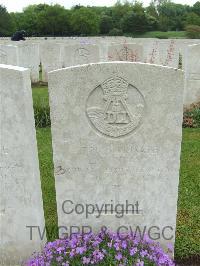 Etaples Military Cemetery - Munday, L