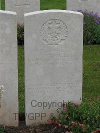Etaples Military Cemetery - Mundell, J