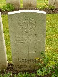 Etaples Military Cemetery - Mynott, W F