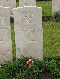 Etaples Military Cemetery - Naylor, J L