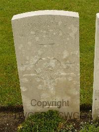Etaples Military Cemetery - Neave, G E
