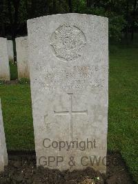 Etaples Military Cemetery - Newton, H P