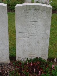 Etaples Military Cemetery - Newton, William Robert