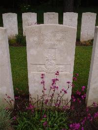 Etaples Military Cemetery - Nicholls, C H